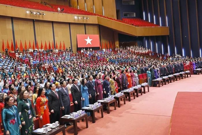 Các đồng chí lãnh đạo, nguyên lãnh đạo Đảng, Nhà nước và các đại biểu tham dự đại hội thực hiện nghi lễ chào cờ. Ảnh: TTXVN.