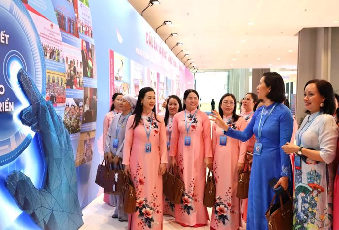 Lãnh đạo Hội Liên hiệp Phụ nữ Việt Nam và Đoàn đại biểu Hội Liên hiệp Phụ nữ tỉnh Khánh Hòa xem trưng bày triển lãm tại đại hội.