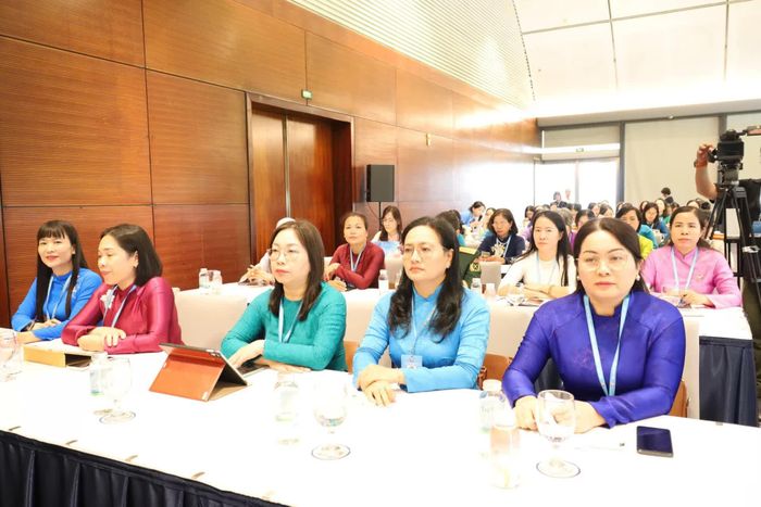 Đoàn đại biểu Hội Liên hiệp Phụ nữ tỉnh Khánh Hòa tham gia các phiên thảo luận tại đại hội.