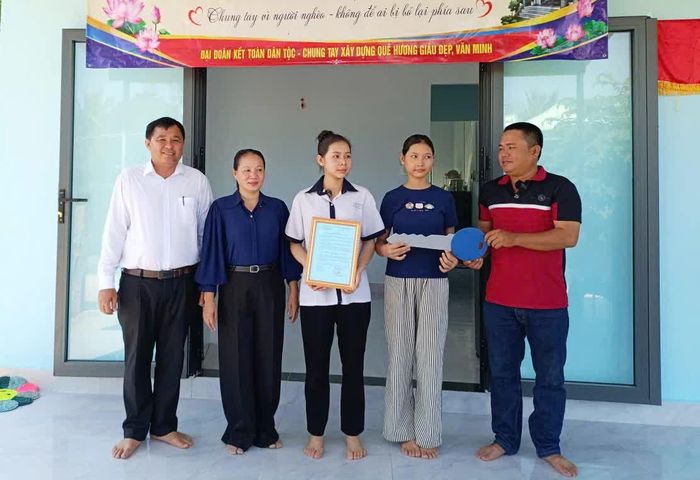 Lãnh đạo UBND, Ủy ban MTTQ Việt Nam xã Phước Hậu và nhà hảo tâm bàn giao nhà Đại đoàn kết cho gia đình em Nguyễn Lâm Yến Nhi.