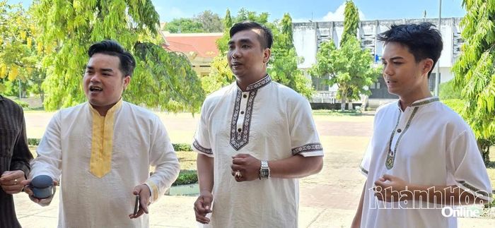 Đội hình ca của đoàn Lâm Đồng đang luyện tập.