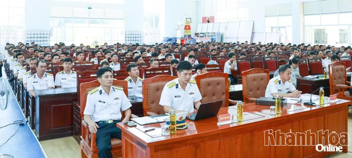 Đông đảo cử tri đặc khu Trường Sa tham dự buổi tiếp xúc.