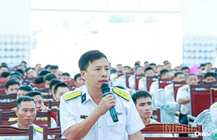 Cử tri đặc khu Trường Sa phát biểu ý kiến tại buổi tiếp xúc.