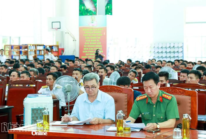 Lãnh đạo các sở ngành, đơn vị tham dự buổi tiếp xúc cử tri.