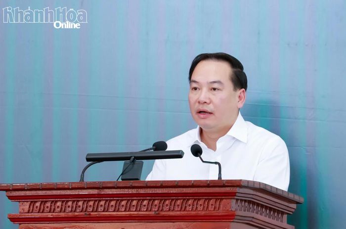 Đồng chí Hồ Xuân Trường thông tin tới cử tri tình hình kinh tế - xã hội trên địa bàn tỉnh.