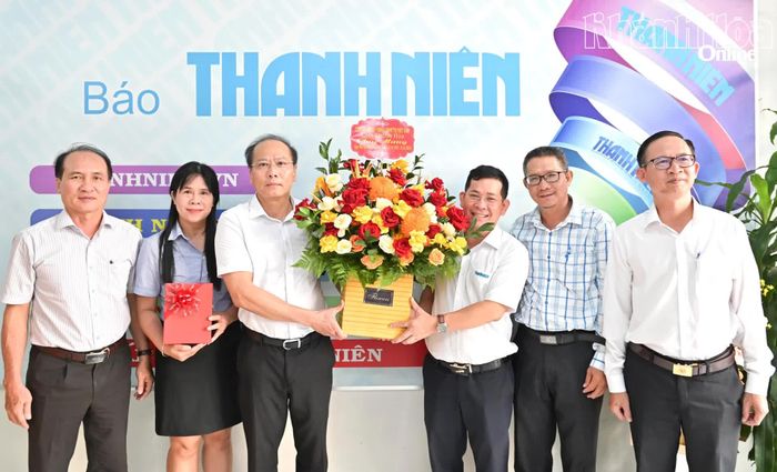 Đồng chí Nguyễn Khắc Hà tặng hoa chúc mừng Văn phòng đại diện Báo Thanh Niên khu vực Nam Trung Bộ.