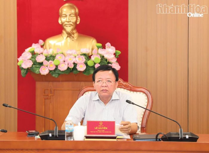 Đồng chí Lê Huyền chủ trì cuộc họp.
