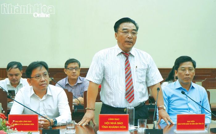 Nhà báo Đoàn Minh Long - Chủ tịch Hội Nhà báo tỉnh Khánh Hòa phát biểu tại buổi gặp mặt.