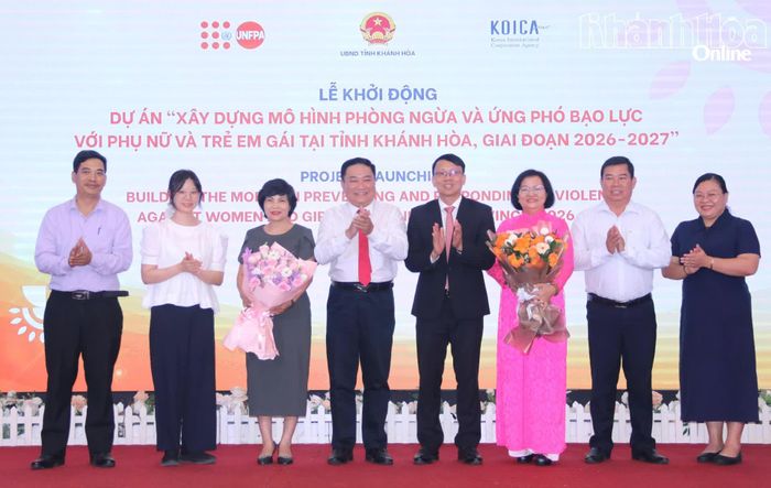 Đồng chí Nguyễn Thanh Hà và đại diện Cơ quan hợp tác quốc tế Hàn Quốc tặng hoa chúc mừng các đơn vị thực hiện dự án.