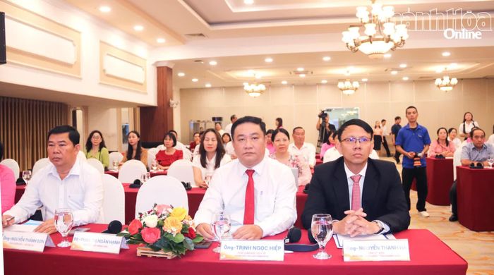 Phó Chủ tịch UBND tỉnh Nguyễn Thanh Hà và các đại biểu tham dự buổi lễ. 
