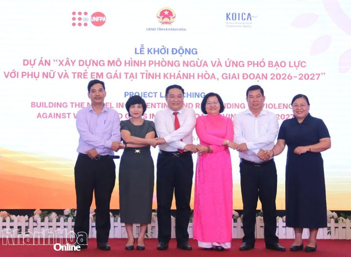 Các đơn vị bắt tay thể hiện sự phối hợp chặt chẽ và cam kết triển khai hiệu quả dự án.