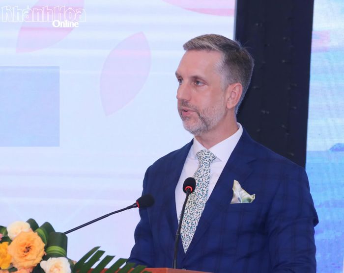 Ông Matthew David Jackson phát biểu tại lễ khởi động.