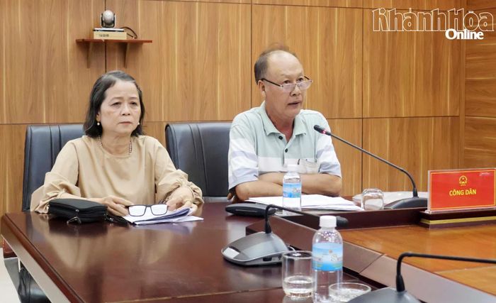 Công dân đến buổi tiếp dân trình bày vụ việc.