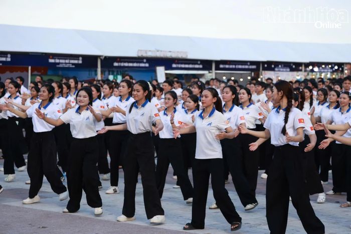 Không khí sôi động tại khu vực đồng diễn.