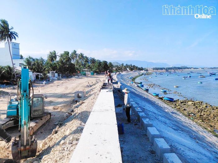 Thi công công trình đường ven biển Vạn Ninh - Ninh Hòa.