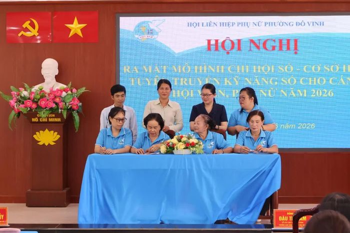 Đại diện các chi hội ký cam kết.