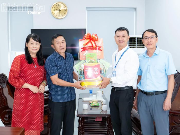 Lãnh đạo Trường Đại học Nha Trang tặng hoa chúc mừng Báo và Phát thanh, Truyền hình Khánh Hòa. 