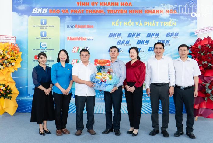Lãnh đạo phường Tây Nha Trang tặng hoa chúc mừng Báo và Phát thanh, Truyền hình Khánh Hòa. 