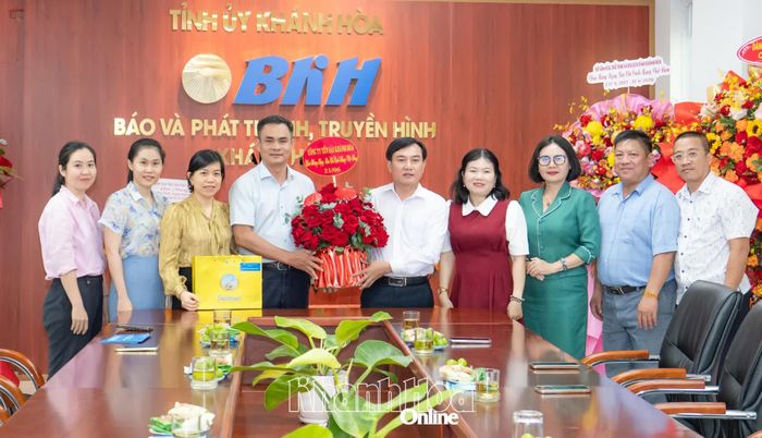 Lãnh đạo Công ty TNHH Nhà nước Một thành viên Yến sào Khánh Hòa tặng hoa chúc mừng Báo và Phát thanh, Truyền hình Khánh Hòa. 