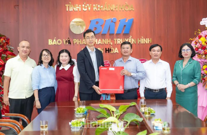 Đại diện Công ty TNHH Đóng tàu HD Hyundai Việt Nam tặng hoa chúc mừng Báo và Phát thanh, Truyền hình Khánh Hòa. 