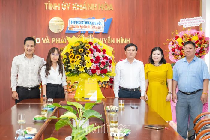 Đại diện Bưu điện tỉnh tặng hoa chúc mừng Báo và Phát thanh, Truyền hình Khánh Hòa. 