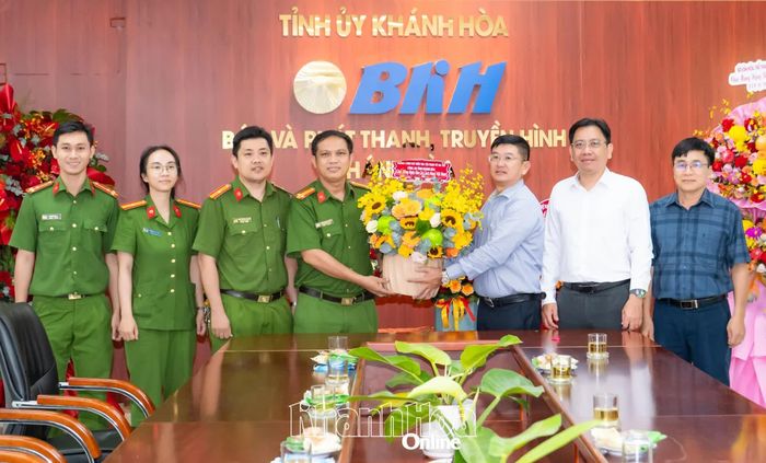 Đại diện Phòng Cảnh sát điều tra tội phạm về ma túy Công an tỉnh tặng hoa chúc mừng Báo và Phát thanh, Truyền hình Khánh Hòa. 