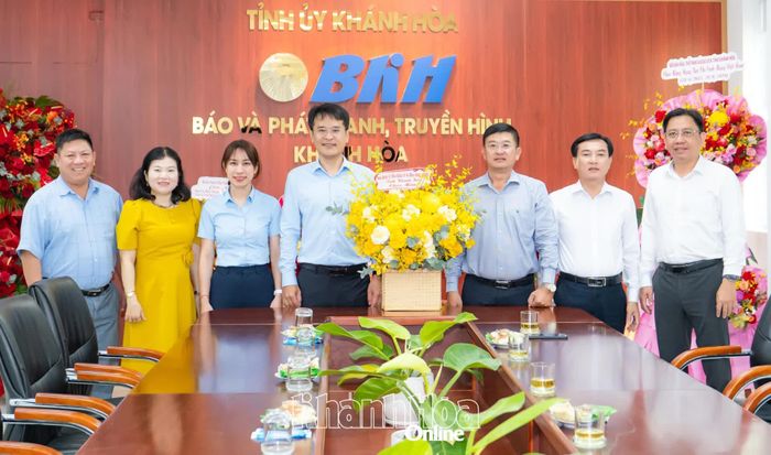 Đại diện Ban Quản lý Khu kinh tế và Khu công nghiệp tỉnh tặng hoa chúc mừng Báo và Phát thanh, Truyền hình Khánh Hòa. 
