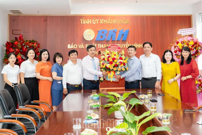 Lãnh đạo phường Nam Nha Trang tặng hoa chúc mừng Báo và Phát thanh, Truyền hình Khánh Hòa. 