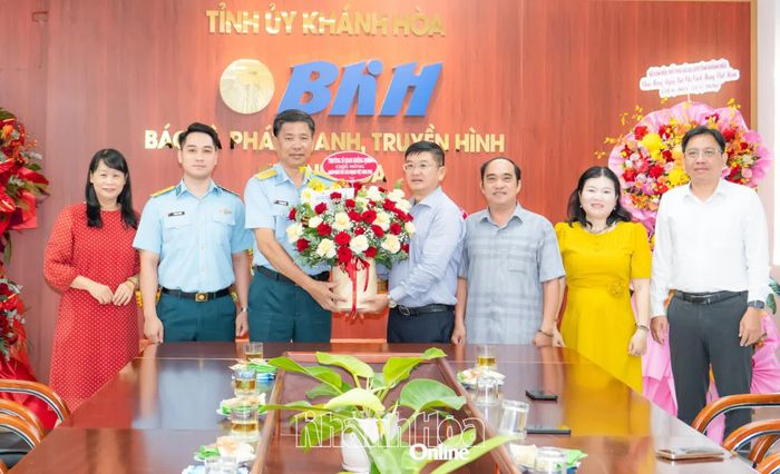 Đại diện Trường Sĩ quan Không quân tặng hoa chúc mừng Báo và Phát thanh, Truyền hình Khánh Hòa. 