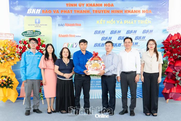 Lãnh đạo Tỉnh đoàn tặng hoa chúc mừng Báo và Phát thanh, Truyền hình Khánh Hòa. 