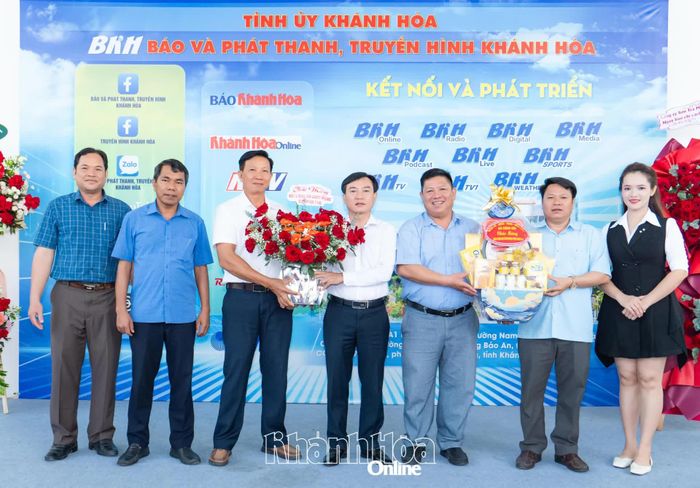 Đại diện xã Công Hải tặng hoa chúc mừng Báo và Phát thanh, Truyền hình Khánh Hòa. 