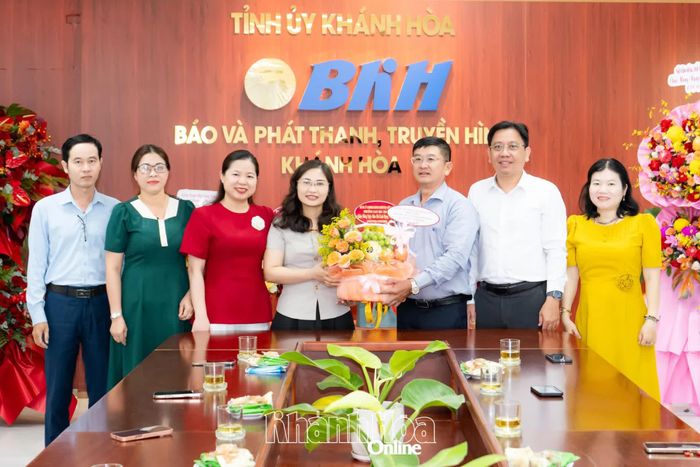 Lãnh đạo Trường Chính trị tỉnh tặng hoa chúc mừng Báo và Phát thanh, Truyền hình Khánh Hòa. 