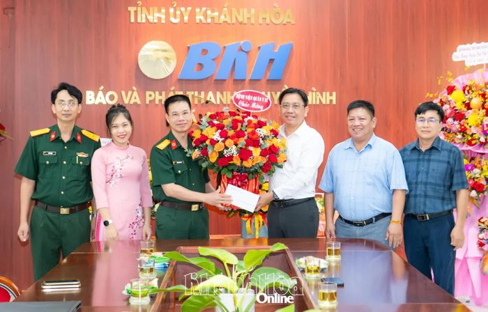 Đại diện Bệnh viện Quân y 87 tặng hoa chúc mừng Báo và Phát thanh, Truyền hình Khánh Hòa. 