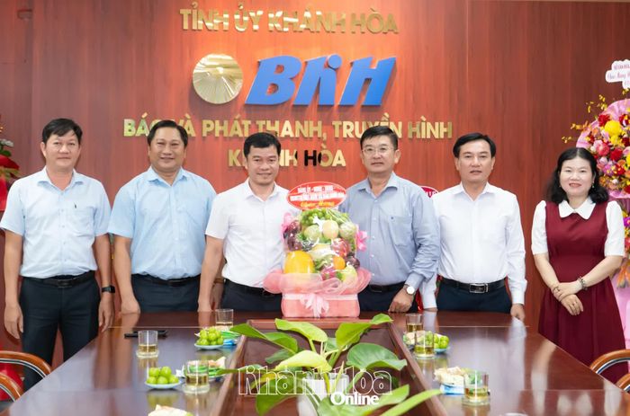 Lãnh đạo xã Bắc Ninh Hòa tặng hoa chúc mừng Báo và Phát thanh, Truyền hình Khánh Hòa. 