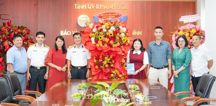 Đại diện Vùng 4 Hải quân tặng hoa chúc mừng Báo và Phát thanh, Truyền hình Khánh Hòa. 