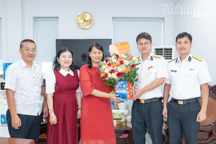 Đại diện Lữ đoàn 954, Vùng 4 Hải quân tặng hoa chúc mừng Báo và Phát thanh, Truyền hình Khánh Hòa. 