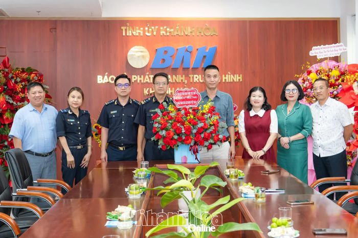 Đại diện Chi cục Hải quan Khu vực XIII tặng hoa chúc mừng Báo và Phát thanh, Truyền hình Khánh Hòa. 