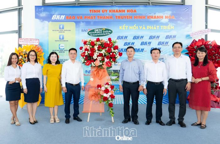 Đại diện BIDV Khánh Hòa tặng hoa chúc mừng Báo và Phát thanh, Truyền hình Khánh Hòa. 