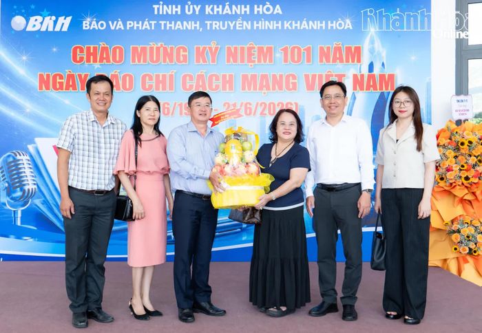 Lãnh đạo Trường Mầm non Họa Mi tặng hoa chúc mừng Báo và Phát thanh, Truyền hình Khánh Hòa. 