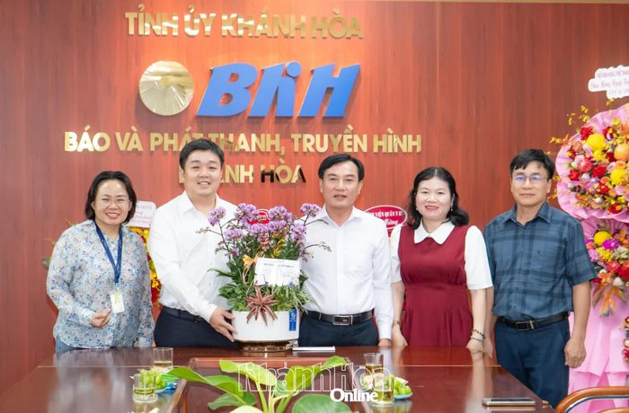 Đại diện Công ty Cổ phần Nhà ga quốc tế Cam Ranh tặng hoa chúc mừng Báo và Phát thanh, Truyền hình Khánh Hòa. 