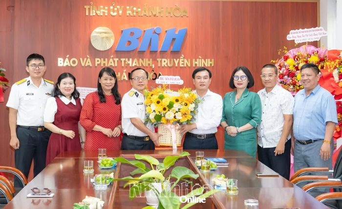Đại diện Học viện Hải quân tặng hoa chúc mừng Báo và Phát thanh, Truyền hình Khánh Hòa. 