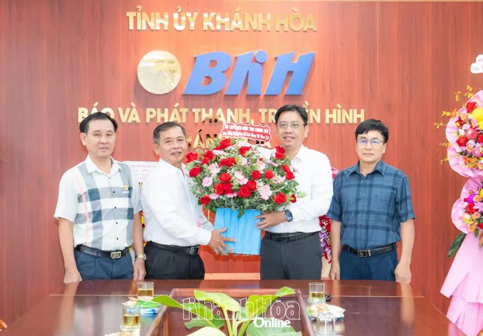 Đại diện Hội Cựu Chiến binh tỉnh tặng hoa chúc mừng Báo và Phát thanh, Truyền hình Khánh Hòa. 