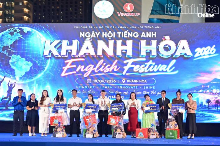 Trao giải cho các thí sinh xuất sắc nhất cuộc thi hát tiếng Anh "Sing to Shine".