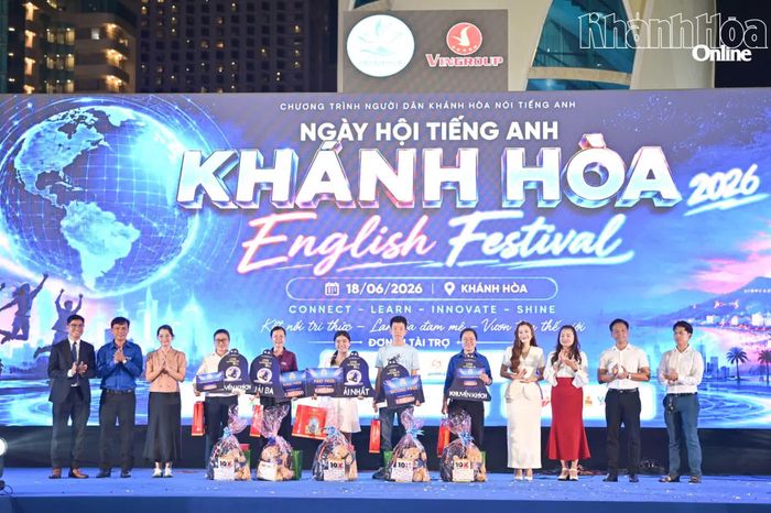 Ban tổ chức trao giải cho các thí sinh xuất sắc tại cuộc thi Rung chuông vàng tiếng Anh.