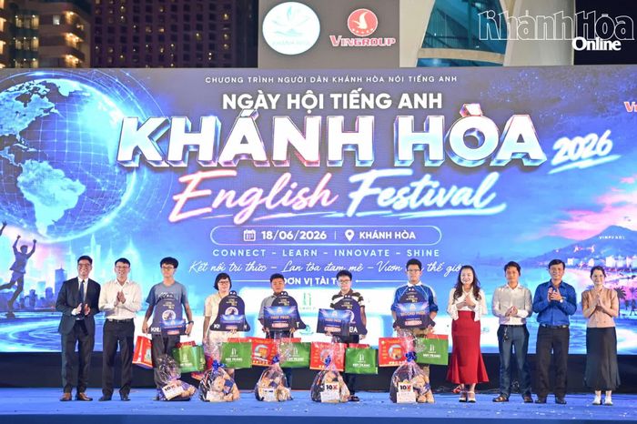 Đồng chí Nguyễn Thanh Hà cùng Ban tổ chức trao giải cho các thí sinh xuất sắc tại cuộc thi Rung chuông vàng tiếng Anh.