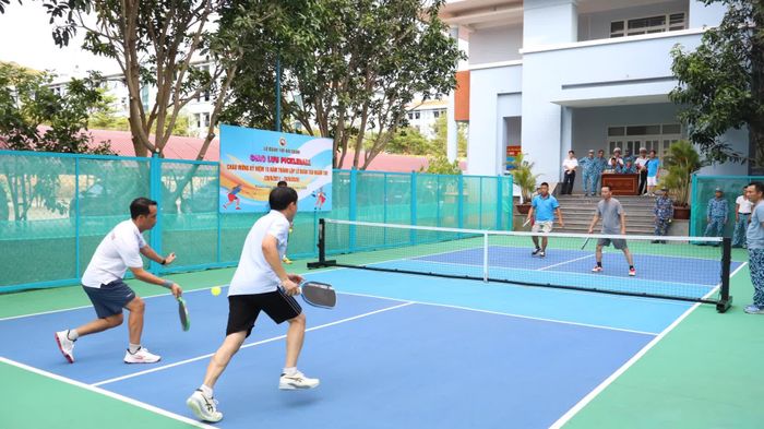 Các vận động viên thi đấu pickleball.