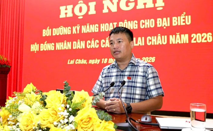 Đồng chí Đặng Ngọc Huy - Ủy viên Ban Chấp hành Đảng bộ, Phó Chủ nhiệm Ủy ban Công tác Đại biểu của Quốc hội phát biểu tại hội nghị bồi dưỡng.