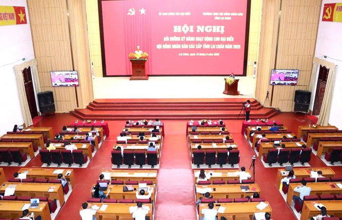 Quang cảnh hội nghị bồi dưỡng tại điểm cầu tỉnh.