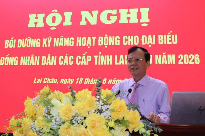 Đồng chí Lê Hải Đường - Nguyên Phó Viện trưởng Viện nghiên cứu lập pháp truyền đạt chuyên đề Tổng quan về HĐND và chính quyền địa phương.