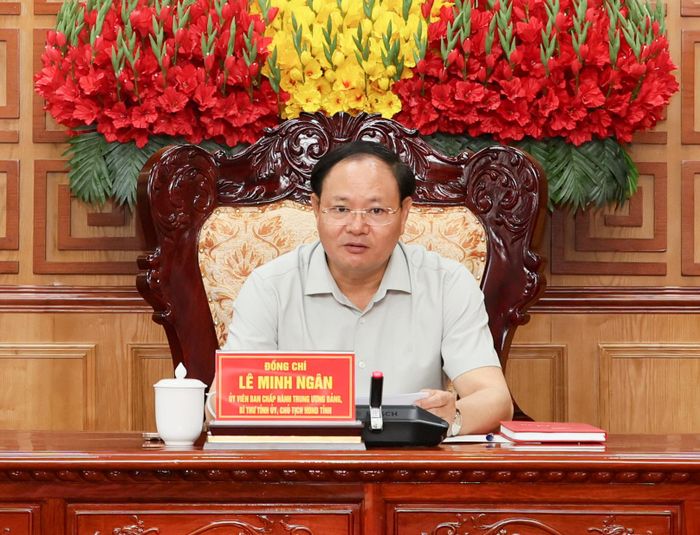 Đồng chí Lê Minh Ngân - Bí thư Tỉnh ủy, Chủ tịch HĐND tỉnh phát biểu kết luận cuộc họp. 